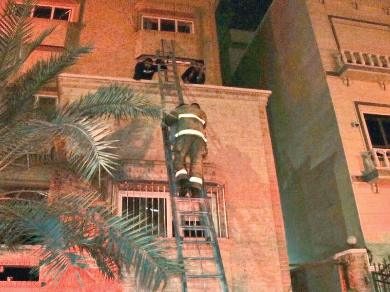 عملية إنقاذ سكان المنزل