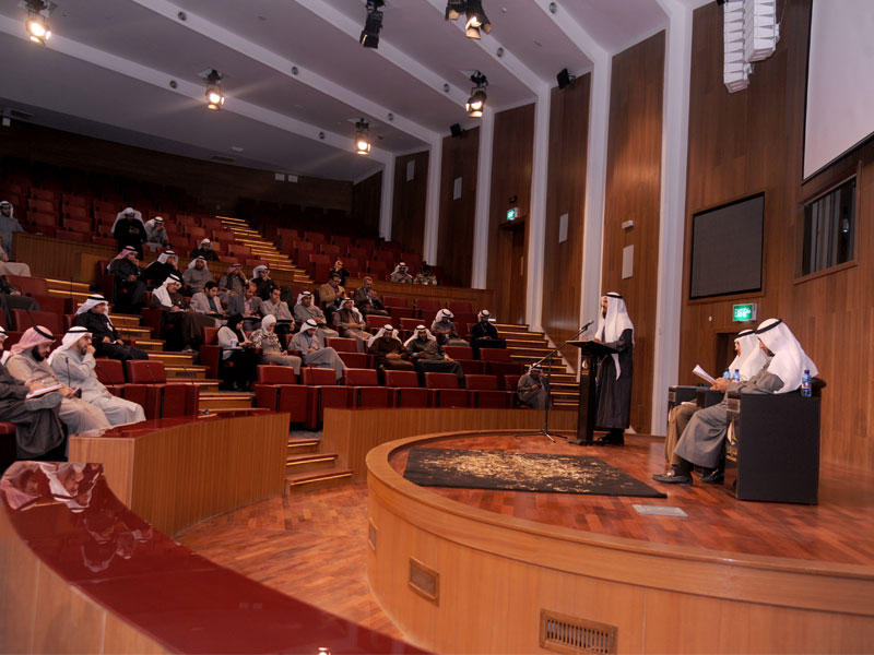 هايف متحدثاً في المؤتمر الصحافي وإلى جانبه عدد من النواب