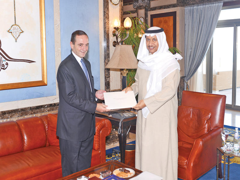 المبارك يتسلم من سفير الأردن الدعوة لحضور المنتدى