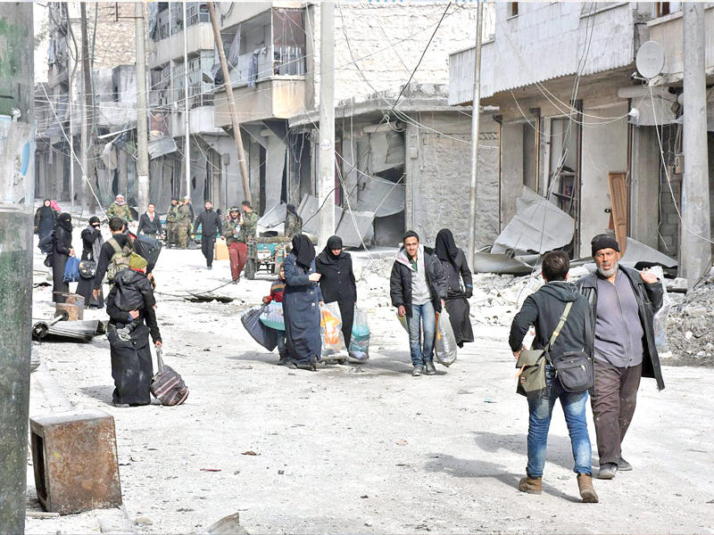 سوريون يغادرون منازلهم إلى المجهول