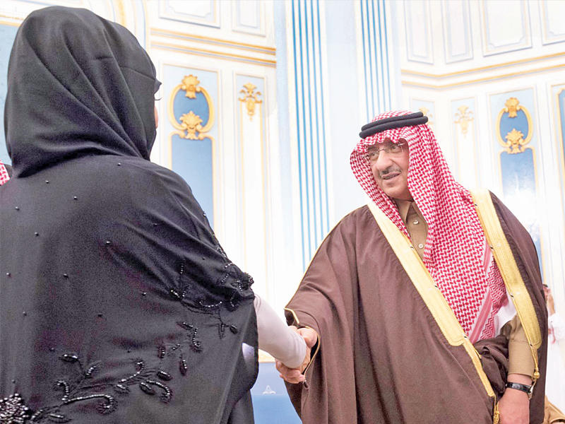 ولي العهد الأمير محمد بن نايف مهنئاً عضوة في مجلس الشورى على هامش أداء أعضاء المجلس اليمين أمام الملك سلمان أمس (واس)