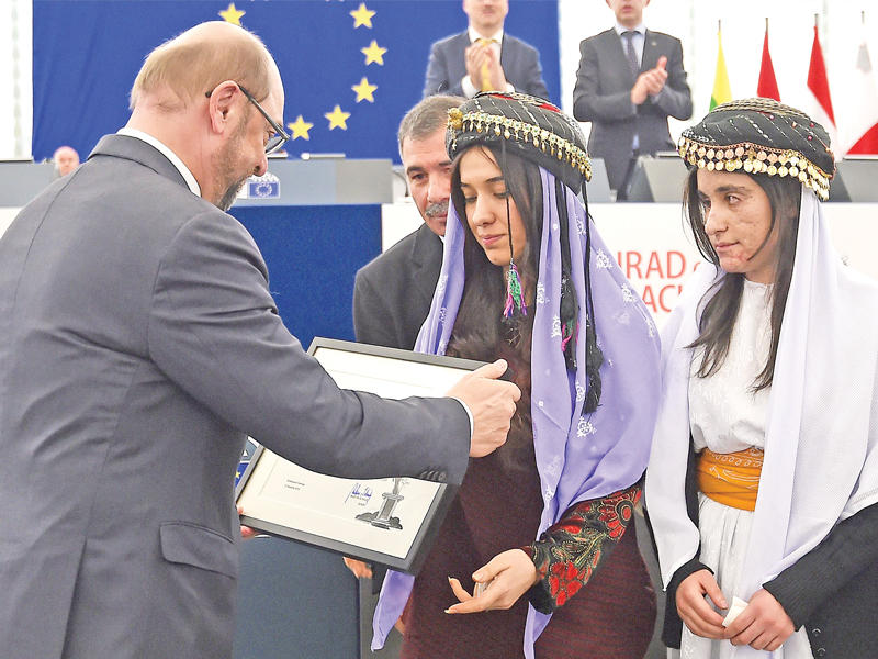 رئيس البرلمان الأوروبي مارتن شولتز يمنح عراقيات أيزيديات جائزة «ساخاروف» لحقوق الإنسان في فرنسا أمس ( أ ف ب)