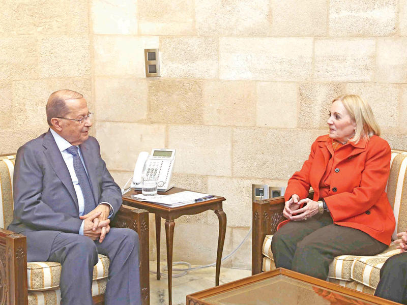 عون مستقبلاً مساعدة وزير الخارجية الأميركية لشؤون الشرق الأوسط آن باترسون أمس في بعبدا (دالاتي ونهرا)