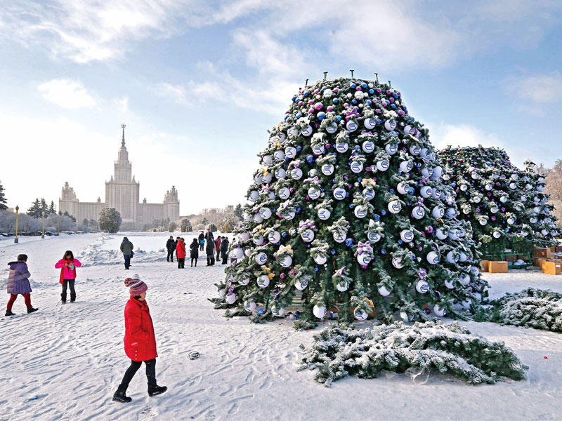 شجرة ميلاد أمام جامعة موسكو في درجة حرارة بلغت 13 تحت الصفر أمس (اي بي ايه)