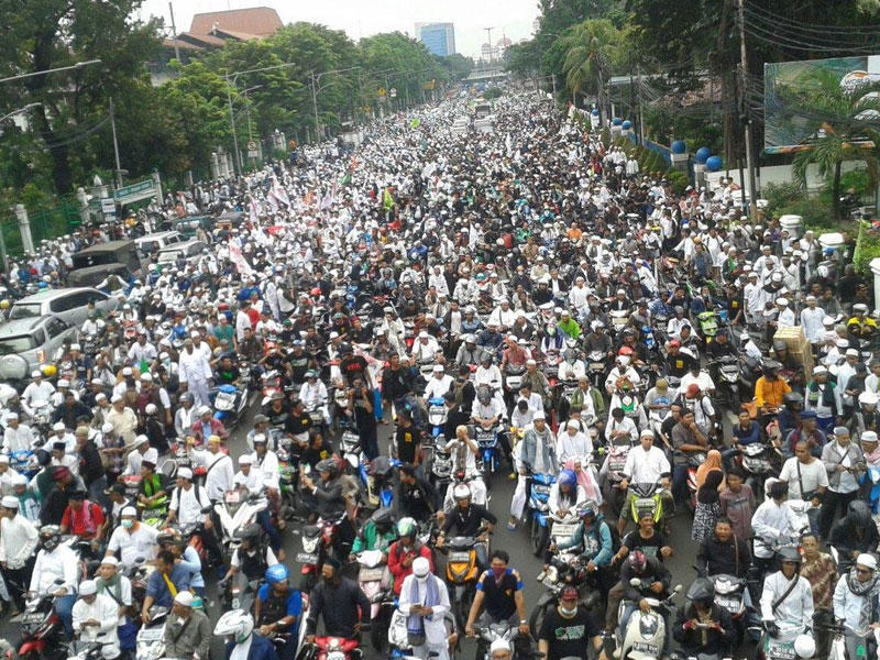 مظاهرات حاشدة ضد حاكم جاكرتا لإساءته للإسلام.