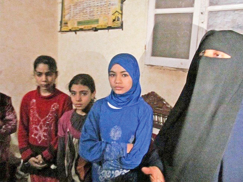 والدة محمود شفيق وشقيقاته في منزله بالفيوم