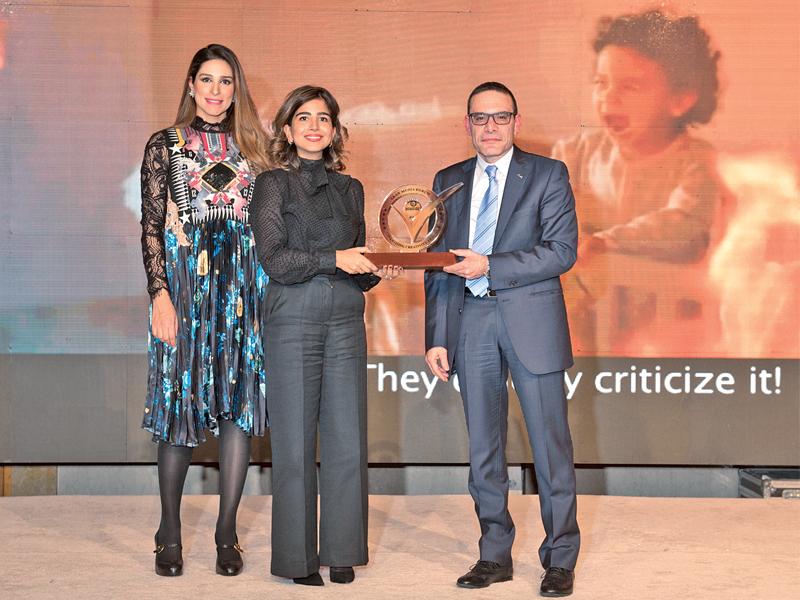 ممثلة بنك الخليج وممثلة إمباكت أند إيكو يتسلمون الجائزة 