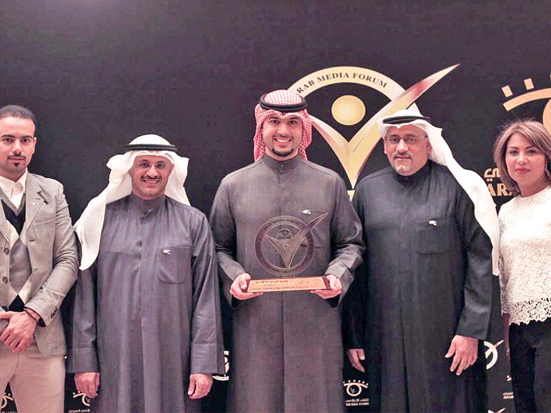 خلال تسلم الجائزة