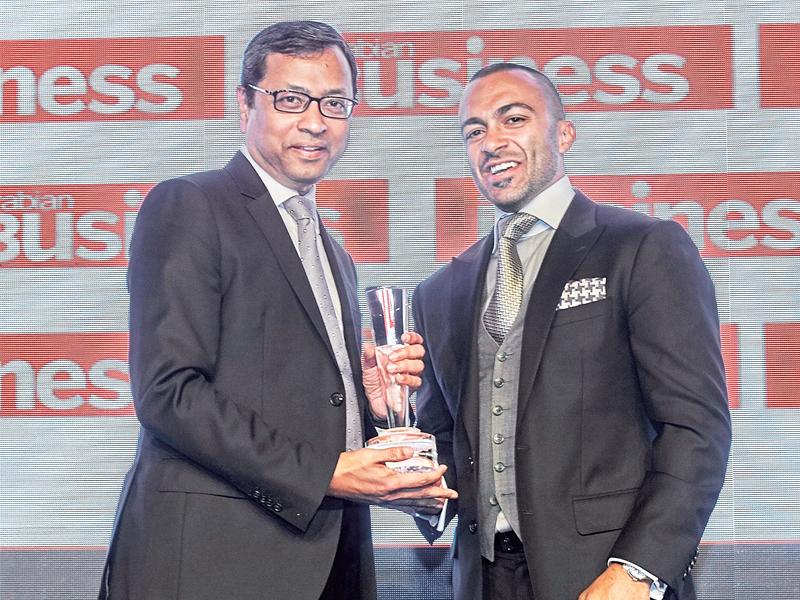 جون متسلماً الجائزة