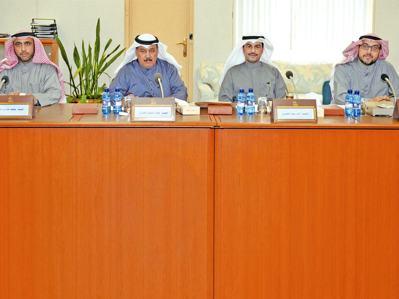 «الأولويات» في اجتماعها أمسt(تصوير عبدالله الخلف)