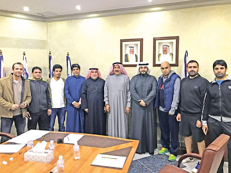 العوضي يتوسط أعضاء اللجنة وممثلي الأندية