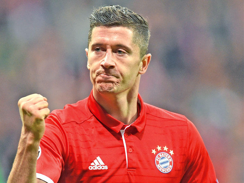  روبرت ليفاندوفسكي مهاجم  نادي بايرن ميونيخ 