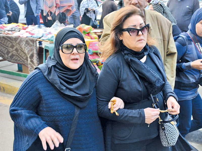 نهال عنبر ودلال عبد العزيز فى الجنازة