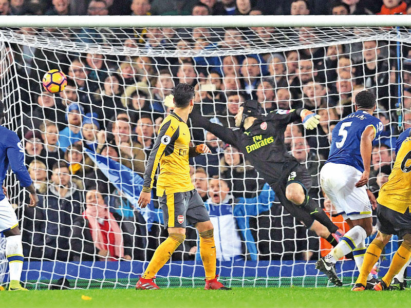 ويليامز نجم إيفرتون يحرز هدفه في مرمى أرسنال