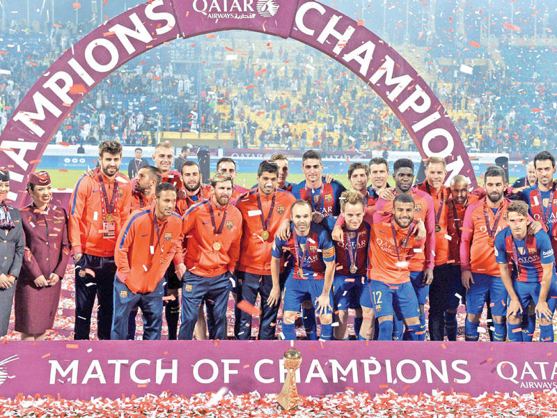 جانب من مراسم تتويج برشلونة بالكأس الودية