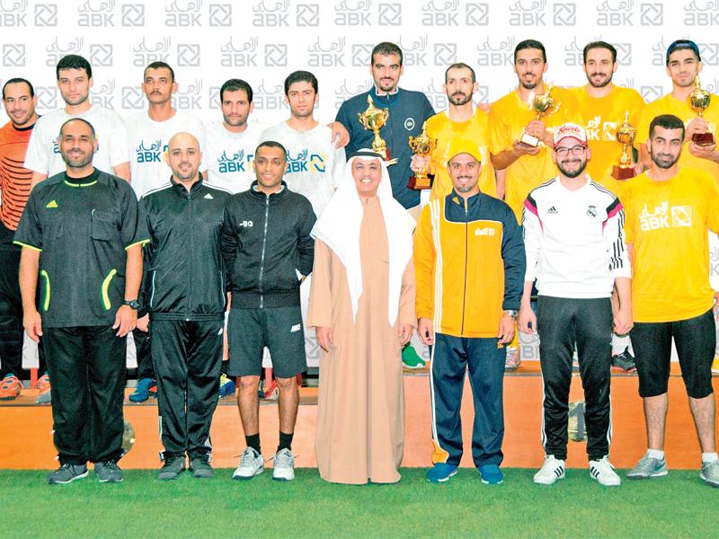 فوزي الثنيان وعلي البغلي أثناء تكريم الفرق الفائزة