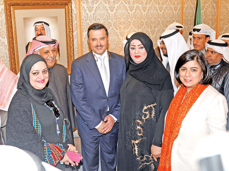 وزير الصحة د. جمال الحربي يتلقى التهاني من عدد من الطبيبات (تصوير عثمان الشعيب)