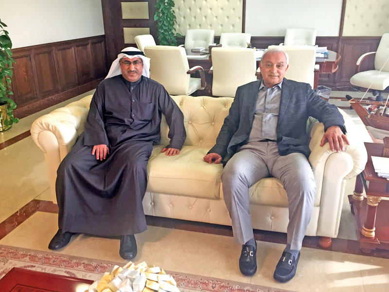 وزير التربية وزير التعليم العالي د. محمد الفارس أثناء تسلمه «التربية» من العيسى أمس