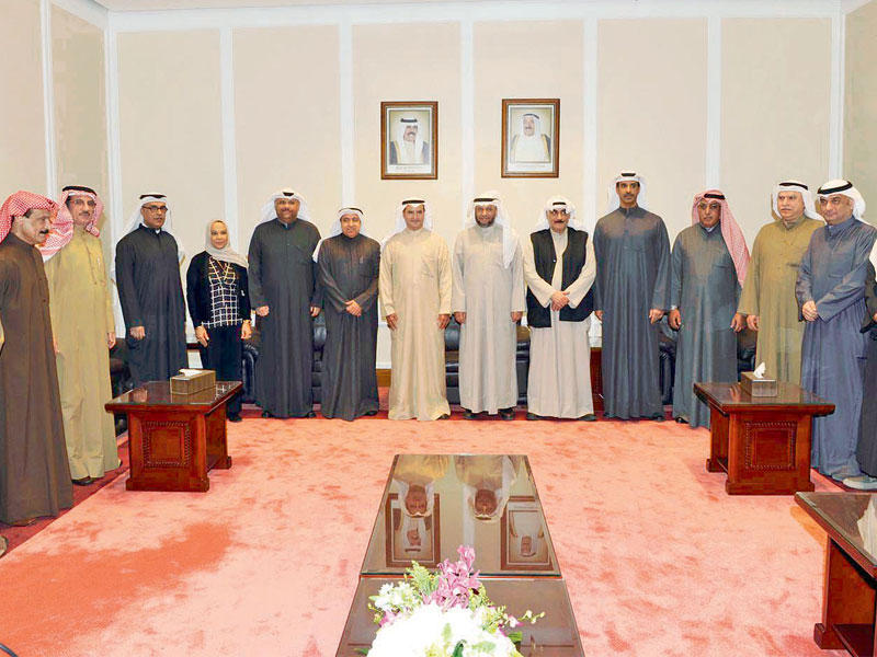 وزير الكهرباء والماء م. عصام المرزوق متوسطا مسؤولي الوزارة 