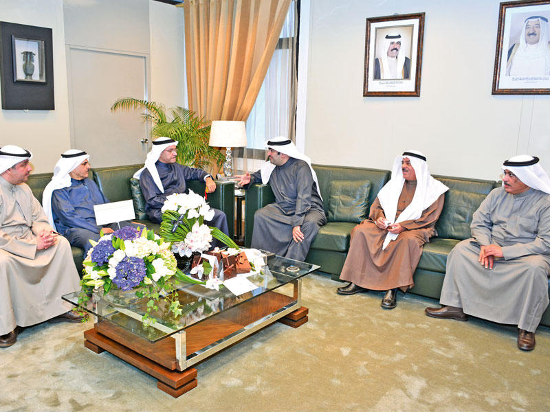 الروضان مستقبلاً المهنئين (تصوير جمال عبدالله)