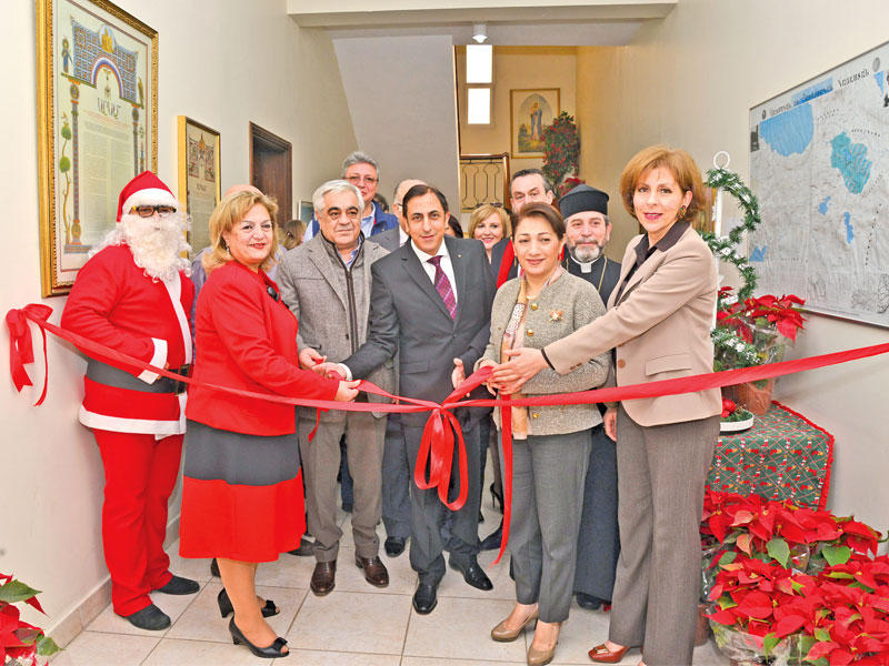 مطران الأرمن زوبويان والحضور خلال قص شريط افتتاح البازارn