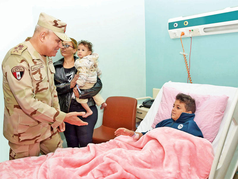 وزير الدفاع صدقي صبحي يطمئن على أحد مصابي تفجير الكنيسة البطرسية (الصفحة الرسمية للمتحدث باسم القوات المسلحة)