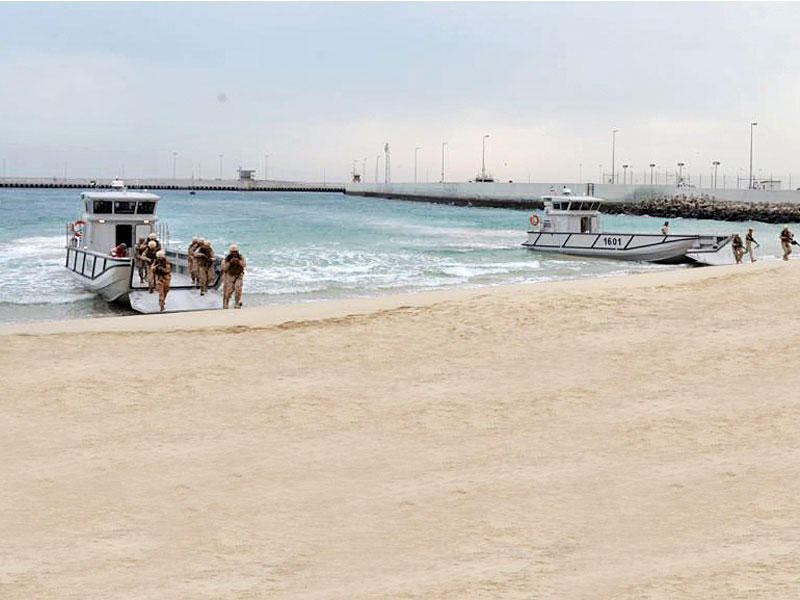 استعراض المعدات العسكرية في القاعدة البحرية