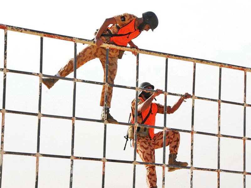 مشاركان في سباق الموانع العسكرية