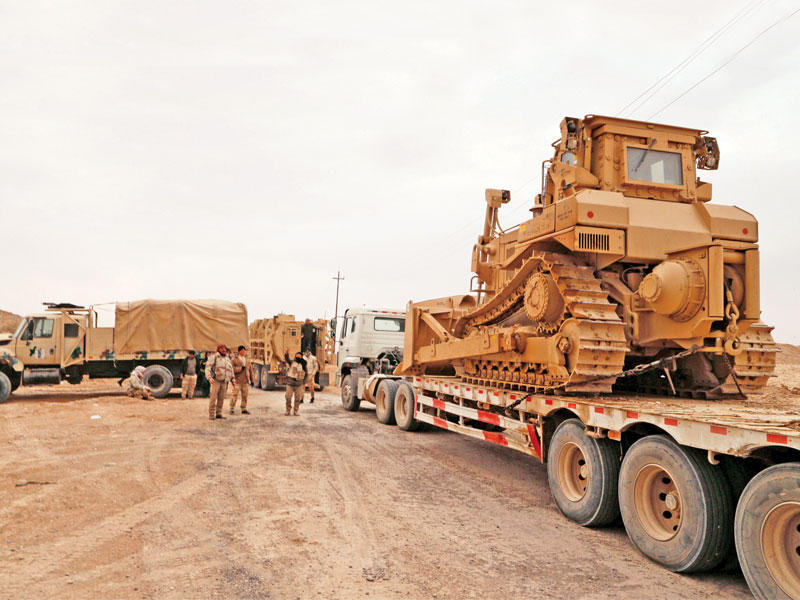 عناصر من القوات العراقية تنقل معدات إلى الخطوط الأمامية في المواجهة مع «داعش» جنوب الموصل أمسt(رويترز)