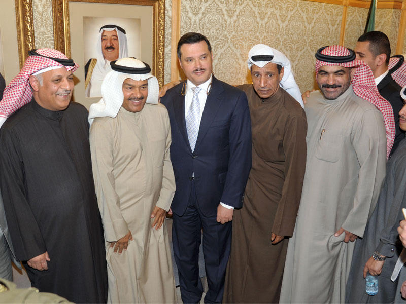 الحربي يتلقى التهاني من عدد من الطبيبات (تصوير عثمان الشعيب)