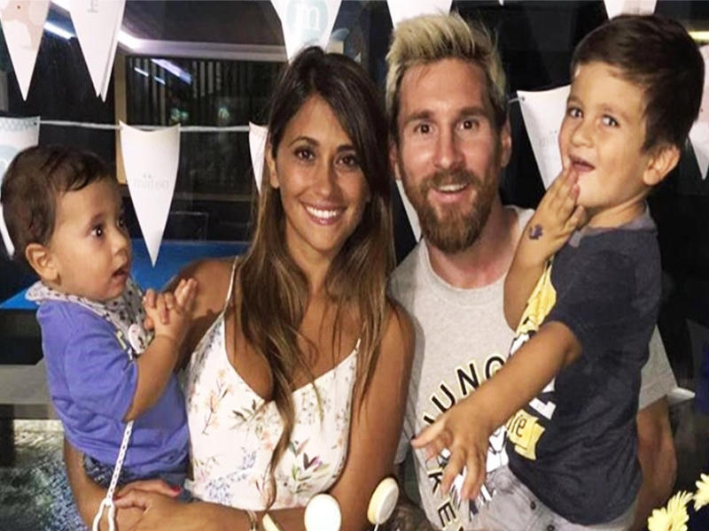 ميسي وانتونيلا روكوسو وطفليهما