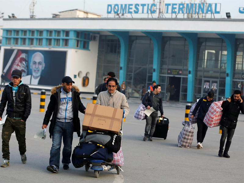 وصول الافغان المرحلين الى مطار كابول