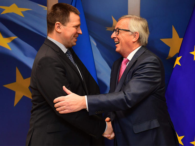 المفوض الاوروبي (يمين) في استقبال رئيس وزراء إستونيا (يسار)