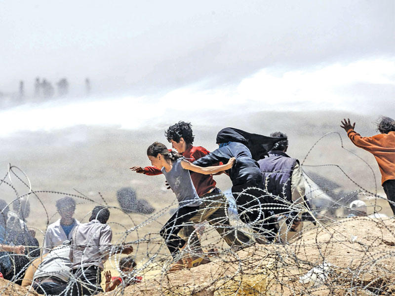 لاجئون على الحدود