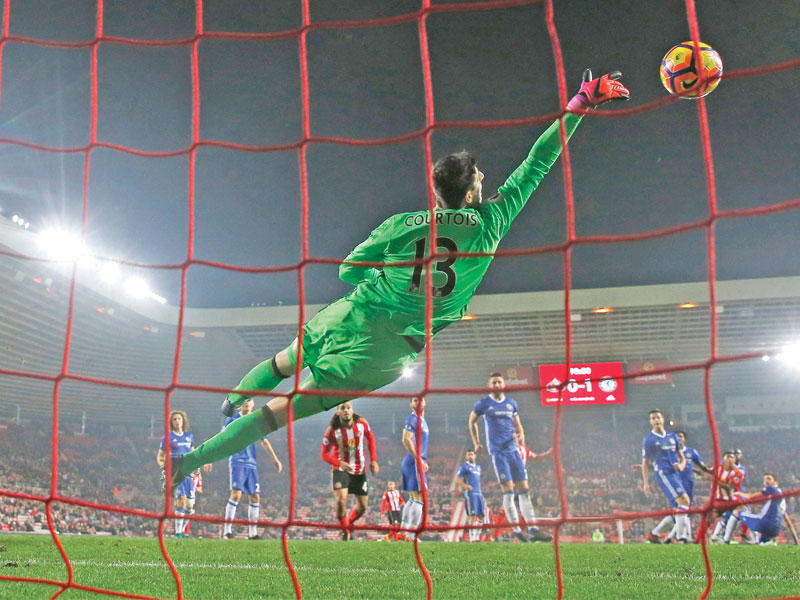 كورتوا حارس مرمى تشلسي يتصدى لإحدى محاولات سندرلاند