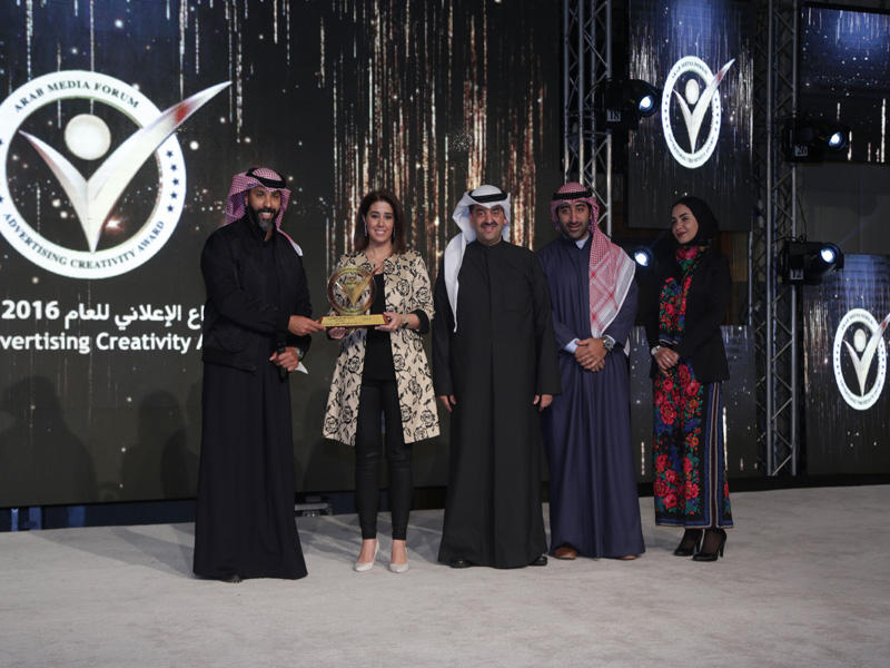 وليد الخشتي ونجلاء العيسى أثناء تسلّم الجوائز