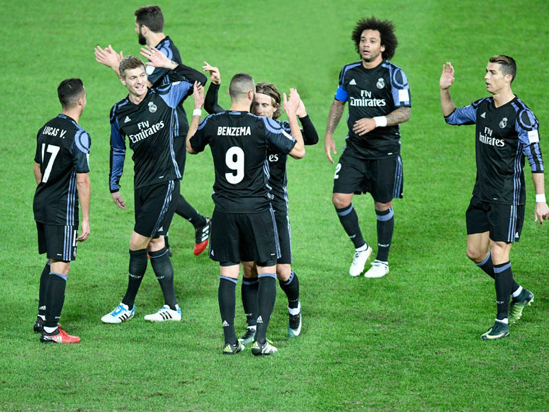 بنزيمة نجم الريال يحتفل بهدفه في مرمى كلوب أميركا