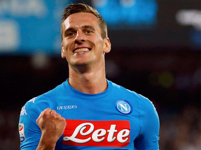  المهاجم بصفوف نابولي الإيطالي أركاديوش ميليك