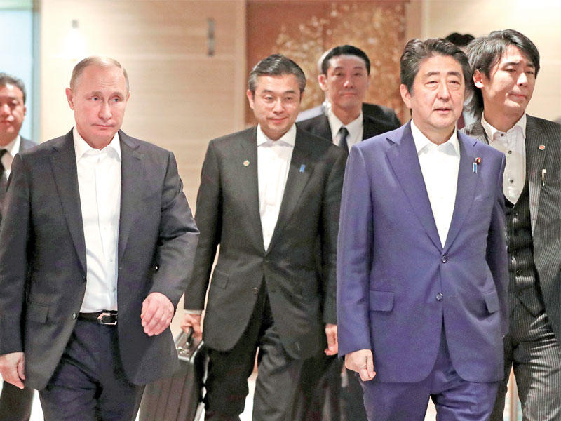 بوتين بجانب رئيس الوزراء الياباني شنزو آبي في ناغاتو أمس (رويترز) 