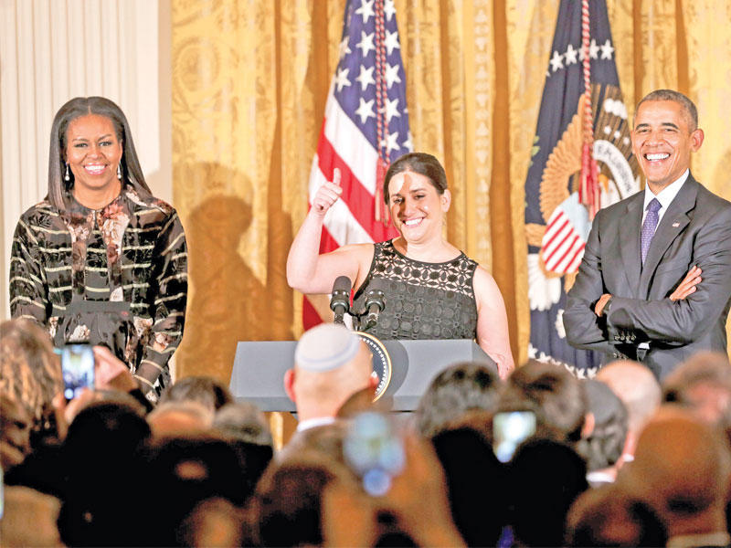 أوباما وزوجته ميشيل في احتفال بمناسبة عيد الهانوكا في البيت الأبيض أمس الأول ( اي بي ايه)