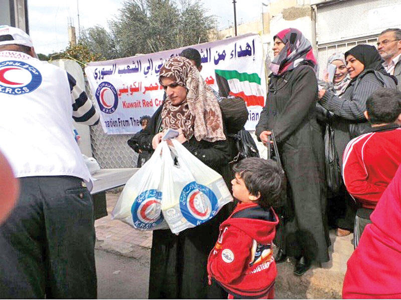 الهلال الاحمر خلال احدى حملات توزيع المساعدات على النازحين السوريينn