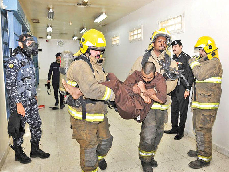 إخلاء أحد المصابين خلال تمرين «الإطفاء»n