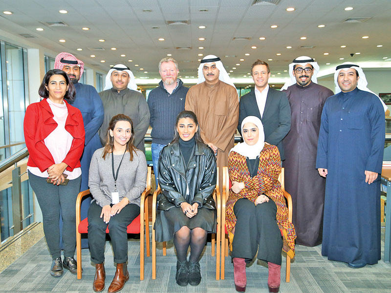 المتدربون يتوسطهم رئيس لجنة المسابقة والإعلامي مالكهي وأمل البنعليn