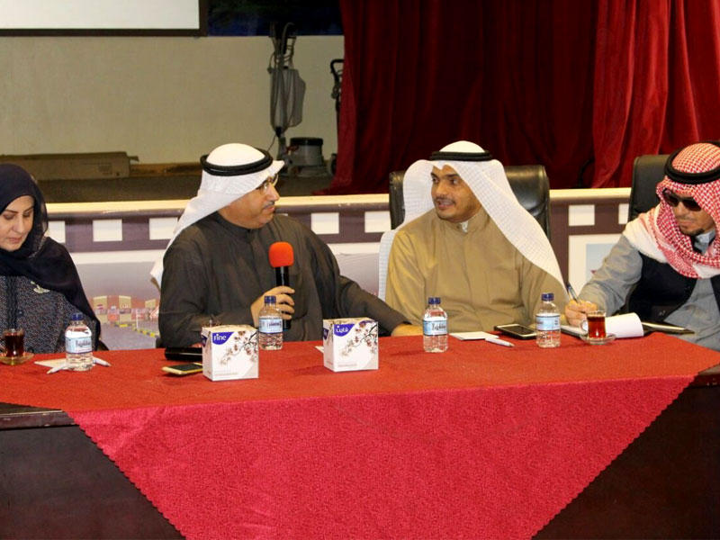 الفارس اثناء اجتماعه مع إدارة معلمي «ابن طفيل» أمسn