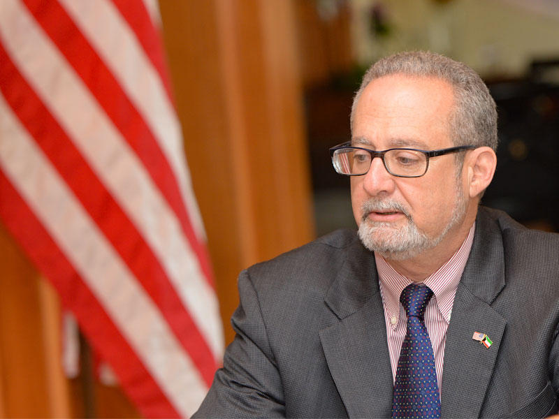 السفير الأميركي لدى الكويت لورانس سيلفرمان