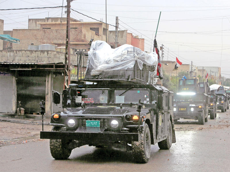 تجمع لقوات العمليات الخاصة العراقية في حي القادسية شمالي الموصل أمس الأول (رويترز)