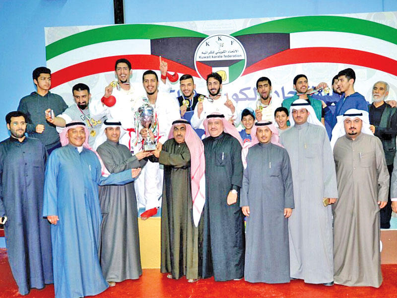 رئيس مجلس إدارة اتحاد الكراتيه بالإنابة  مناحي الفضلي يتويج الفرق الفائزة 