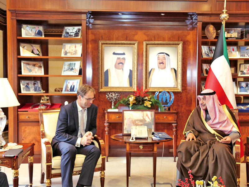 صباح الخالد خلال مباحثاته مع إلوود أمس 