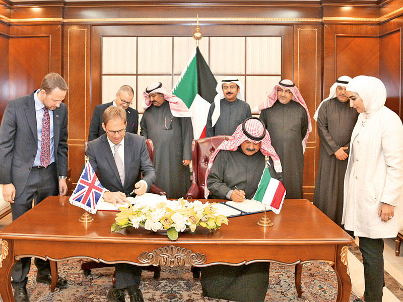  الجارالله ووزير الدولة البريطاني أثناء توقيع الاتفاقية