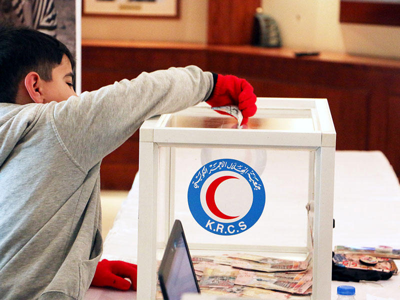 جانب من حملة تبرعات الهلال الاحمر لنازحي حلب.